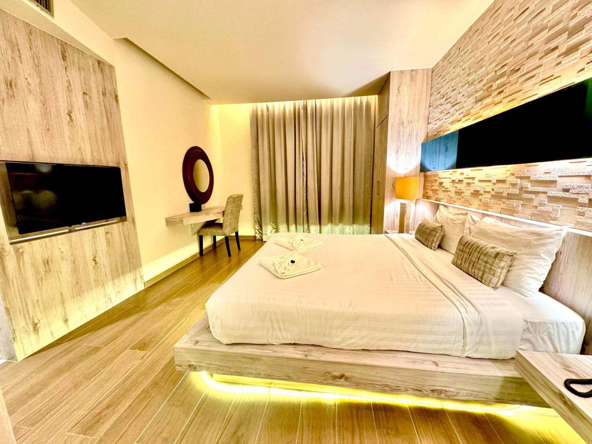 De Cozé Hotel Patong Esterno foto